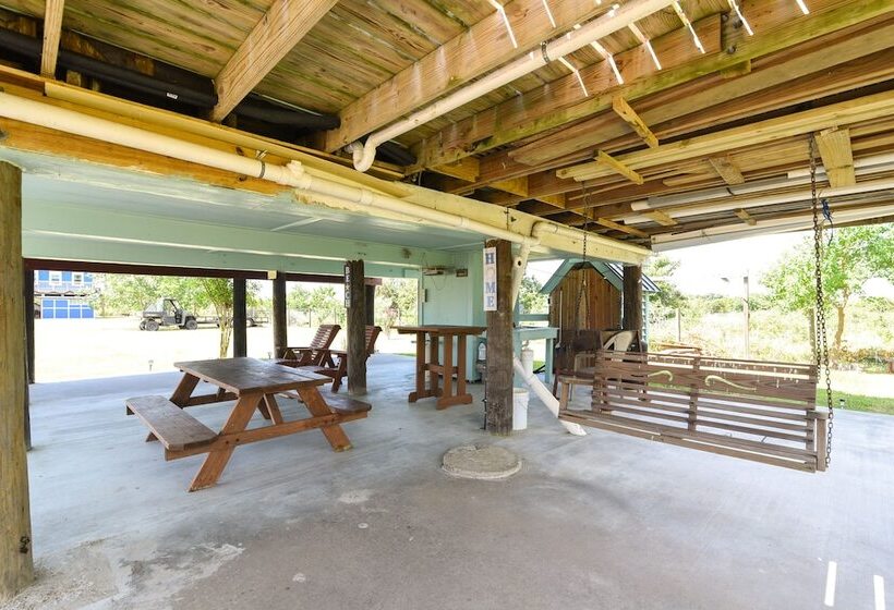 Deck & Grill: Sunny Cottage In Crystal Beach!