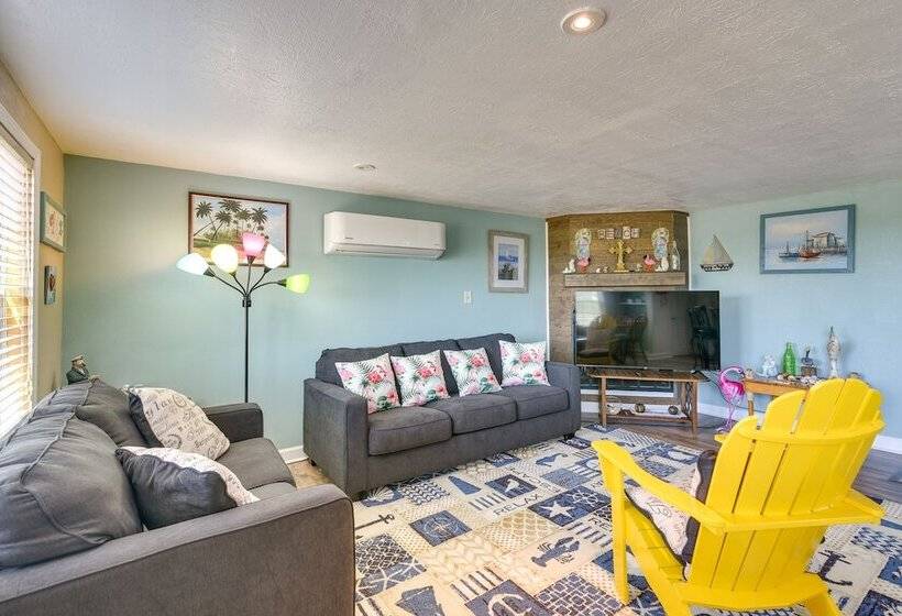 Deck & Grill: Sunny Cottage In Crystal Beach!