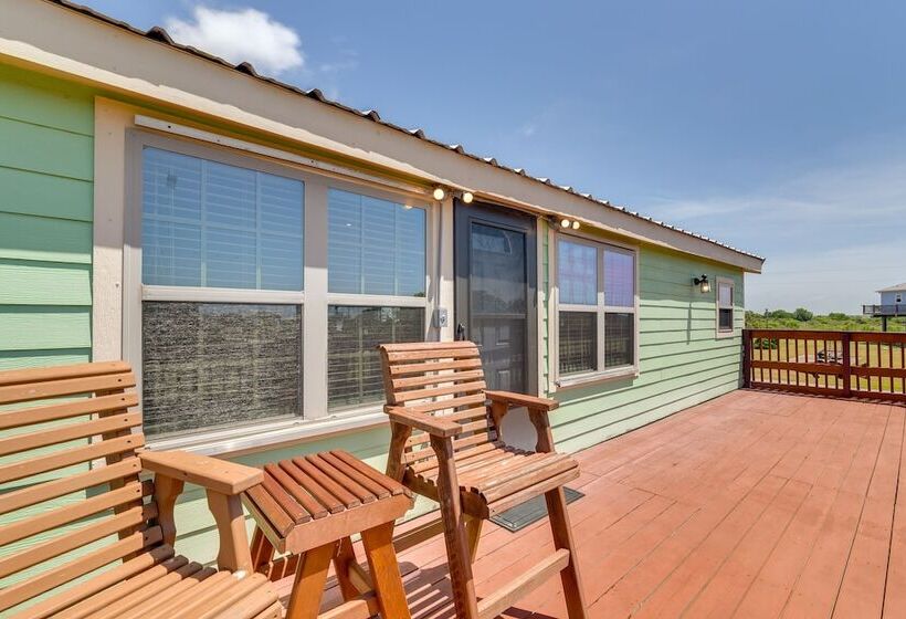 Deck & Grill: Sunny Cottage In Crystal Beach!