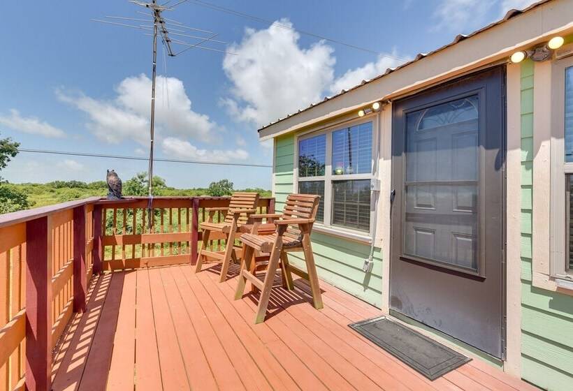 Deck & Grill: Sunny Cottage In Crystal Beach!