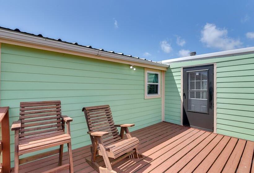Deck & Grill: Sunny Cottage In Crystal Beach!