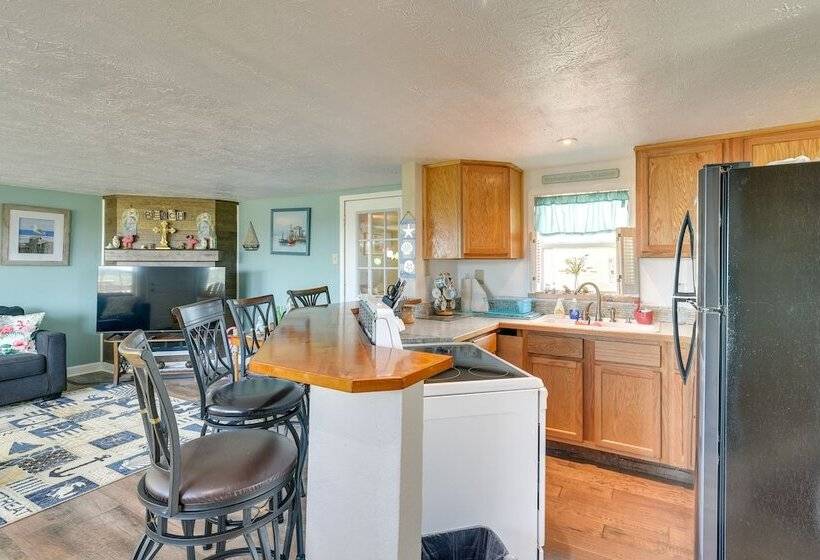 Deck & Grill: Sunny Cottage In Crystal Beach!