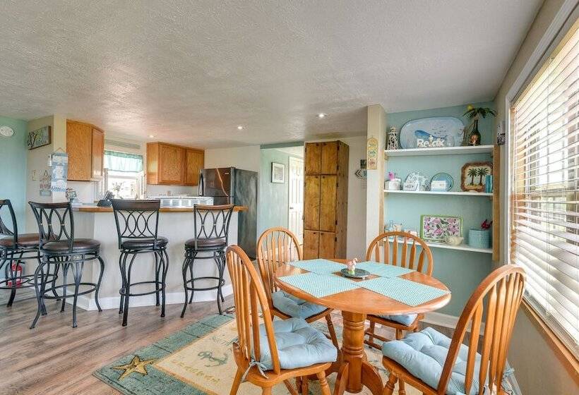 Deck & Grill: Sunny Cottage In Crystal Beach!