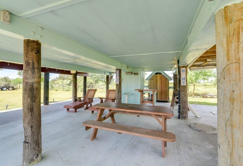 Deck & Grill: Sunny Cottage In Crystal Beach!