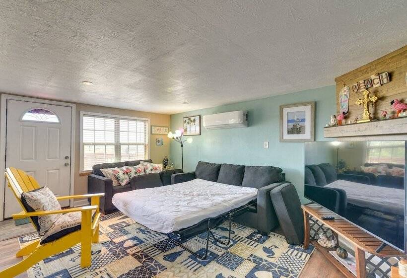 Deck & Grill: Sunny Cottage In Crystal Beach!