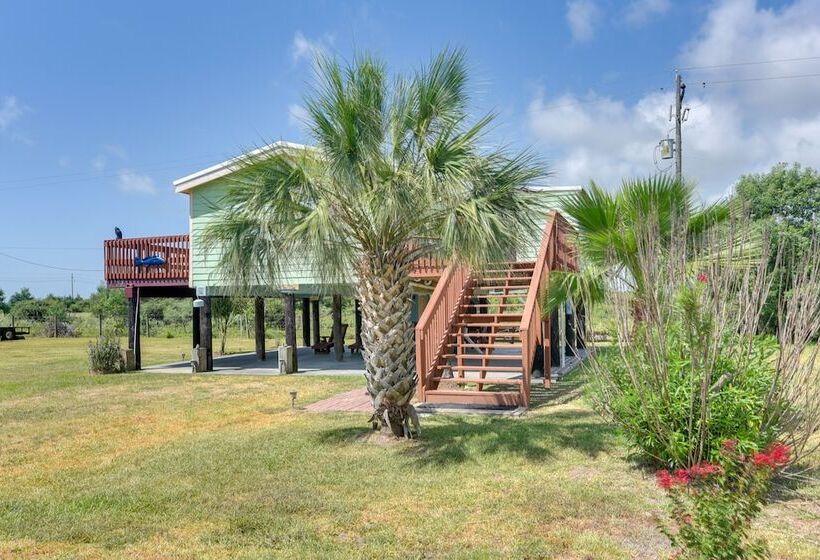Deck & Grill: Sunny Cottage In Crystal Beach!