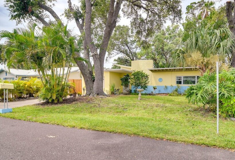 Sunny Florida Escape   Patio & Grill, Near Beaches