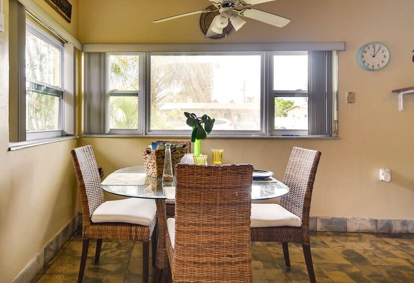 Sunny Florida Escape   Patio & Grill, Near Beaches