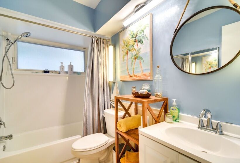 Sunny Seminole Retreat W/ Patio, Near Beaches!