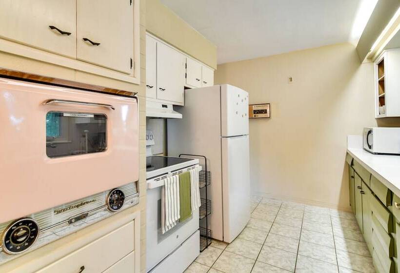 Sunny Seminole Retreat W/ Patio, Near Beaches!