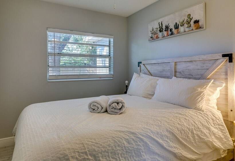 Tampa Home W/ Patio   1 Mi To Busch Gardens!