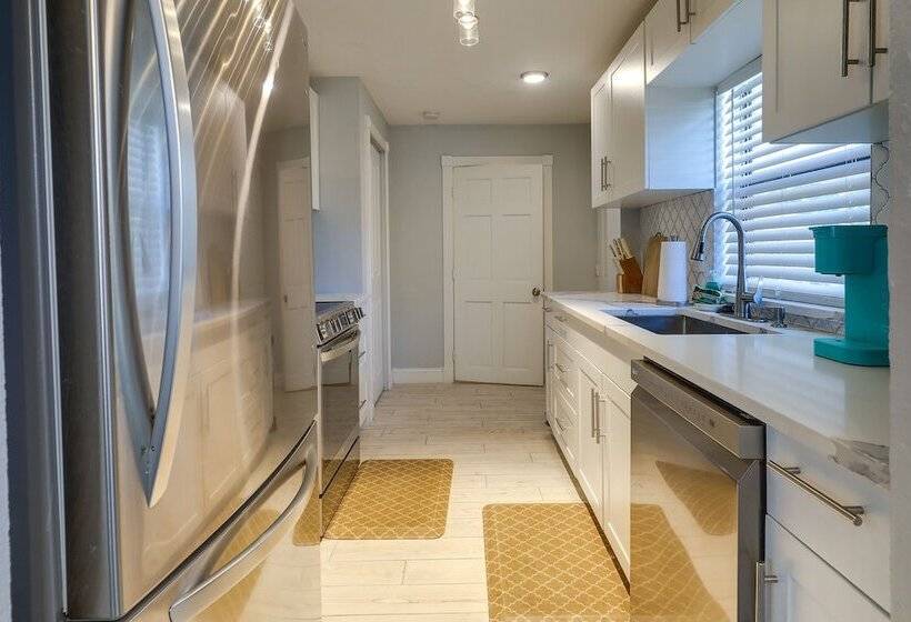 Tampa Home W/ Patio   1 Mi To Busch Gardens!