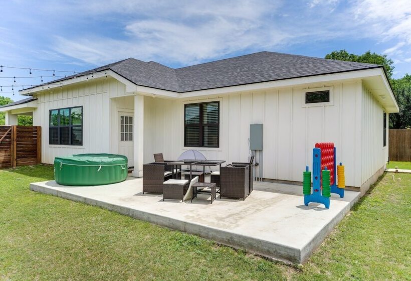 Updated New Braunfels Home W/ Fire Pit!