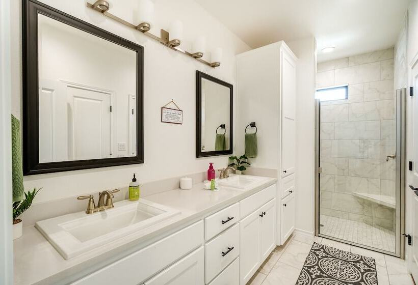 Updated New Braunfels Home W/ Fire Pit!