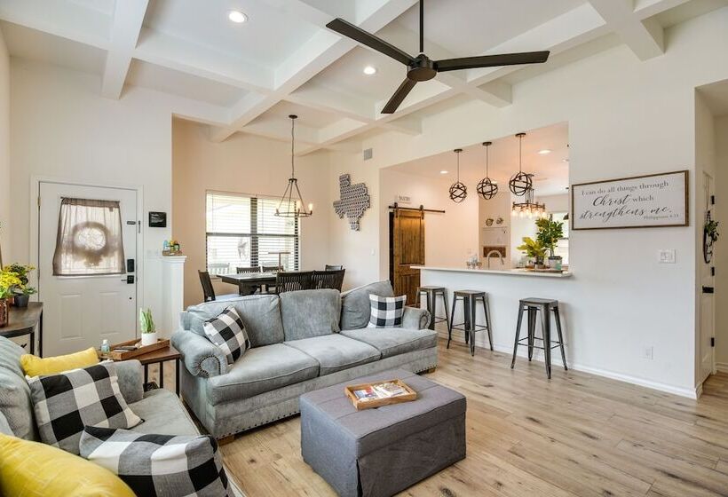 Updated New Braunfels Home W/ Fire Pit!