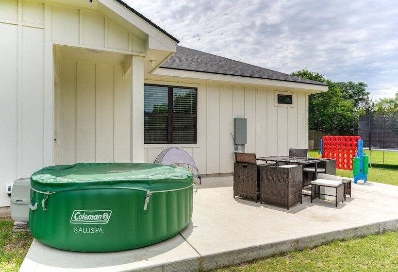 Updated New Braunfels Home W/ Fire Pit!