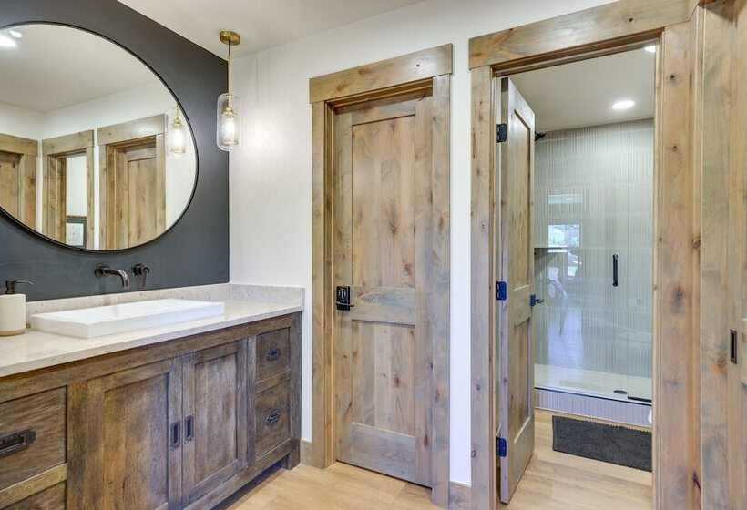 Updated Silverthorne Home W/ Hot Tub & Mtn Views!