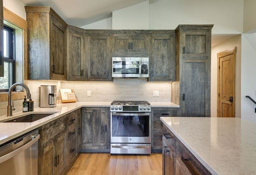 Updated Silverthorne Home W/ Hot Tub & Mtn Views!