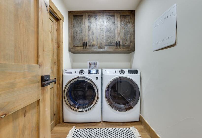 Updated Silverthorne Home W/ Hot Tub & Mtn Views!