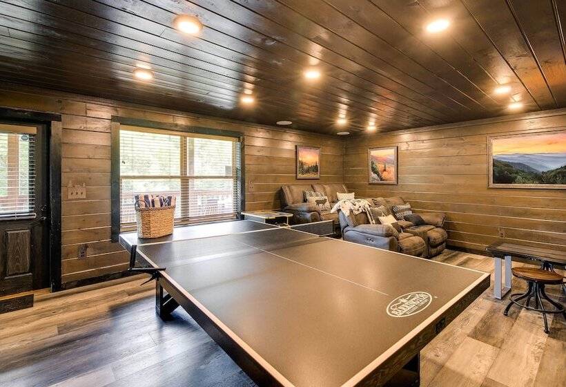 Upscale Sevierville Cabin W/ Hot Tub & Views!