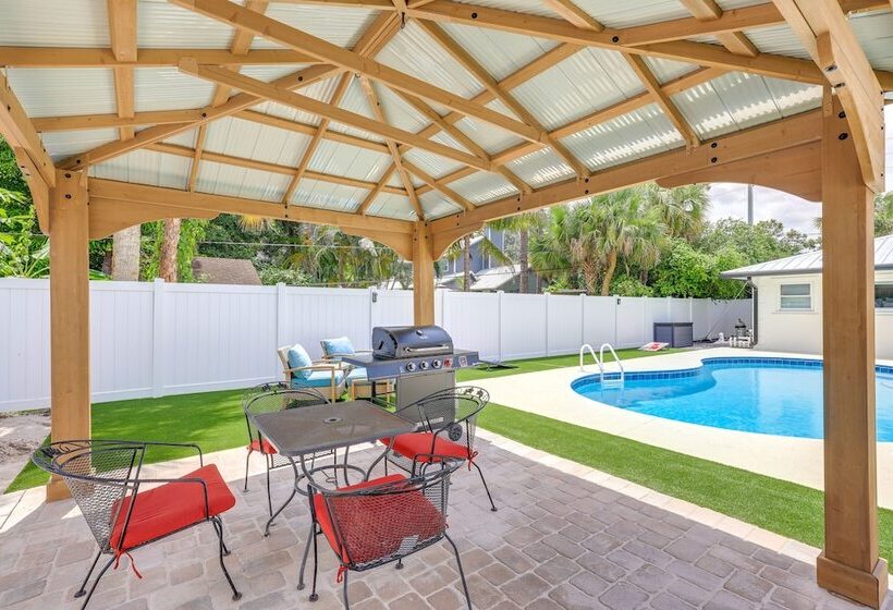 Vero Beach Vacation Rental: Pool & Putting Green!
