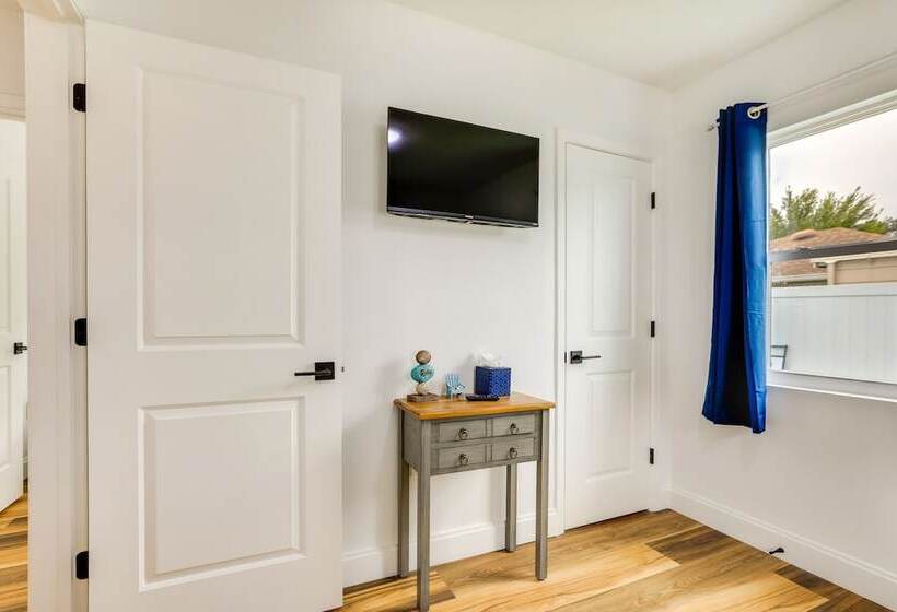 Vibrant Palmetto Vacation Home W/ Patio & Fire Pit