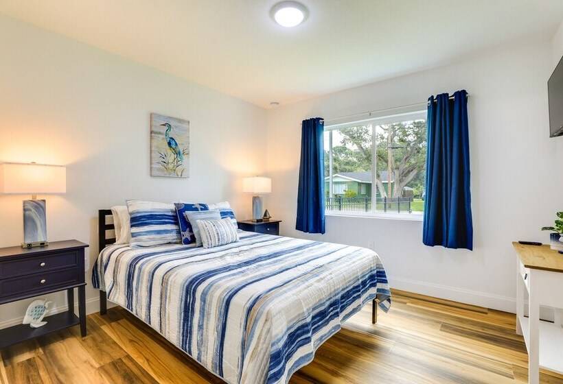 Vibrant Palmetto Vacation Home W/ Patio & Fire Pit