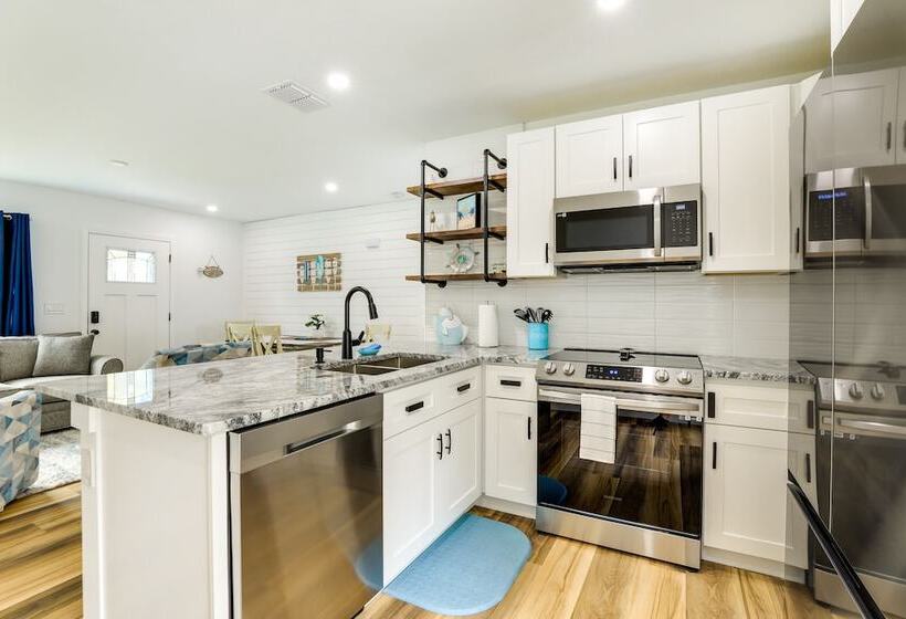 Vibrant Palmetto Vacation Home W/ Patio & Fire Pit