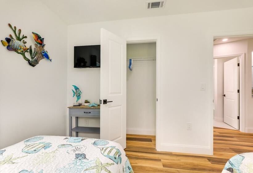 Vibrant Palmetto Vacation Home W/ Patio & Fire Pit