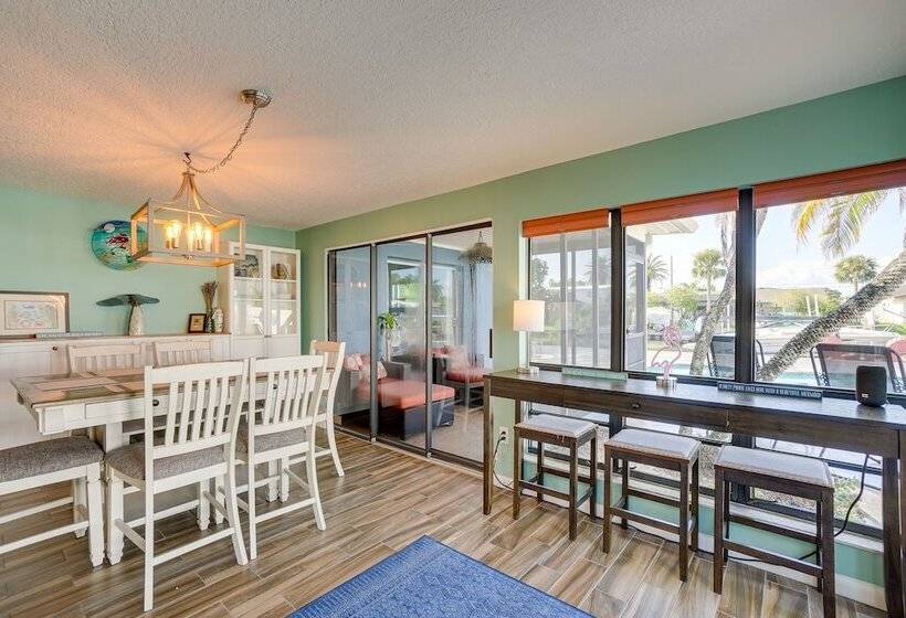 Waterfront Oasis W/ Hot Tub ~ 10 Mi To Dtwn Tampa