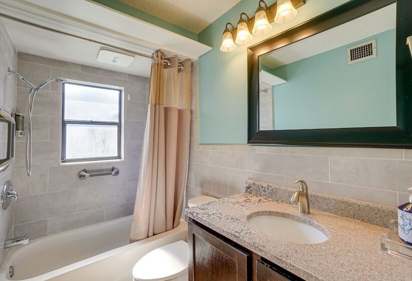 Waterfront Oasis W/ Hot Tub ~ 10 Mi To Dtwn Tampa