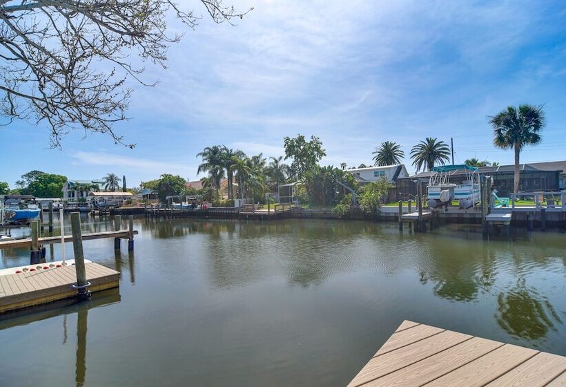 Waterfront Oasis W/ Hot Tub ~ 10 Mi To Dtwn Tampa