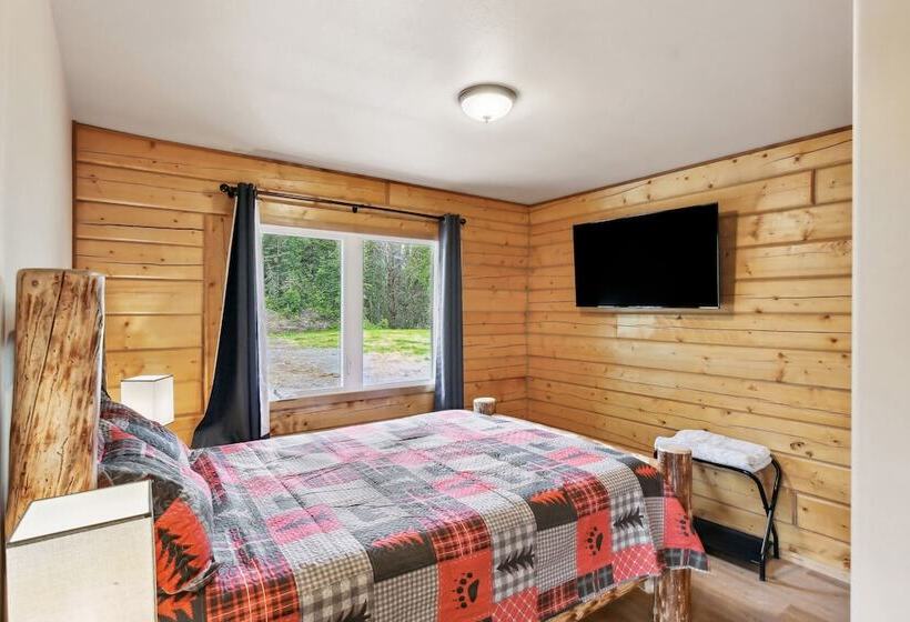 Welcoming Wasilla Cabin W/ Patio!