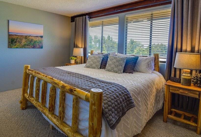 Westport Retreat W/ Pool Table: Walk To State Park