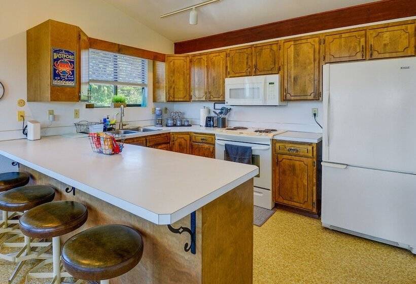 Westport Retreat W/ Pool Table: Walk To State Park