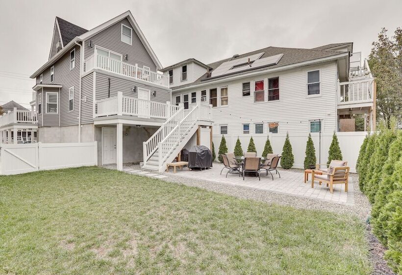 Wildwood Home W/ Deck   Walk To Beach + Boardwalk!