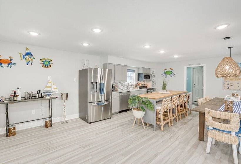 Wildwood Home W/ Deck   Walk To Beach + Boardwalk!