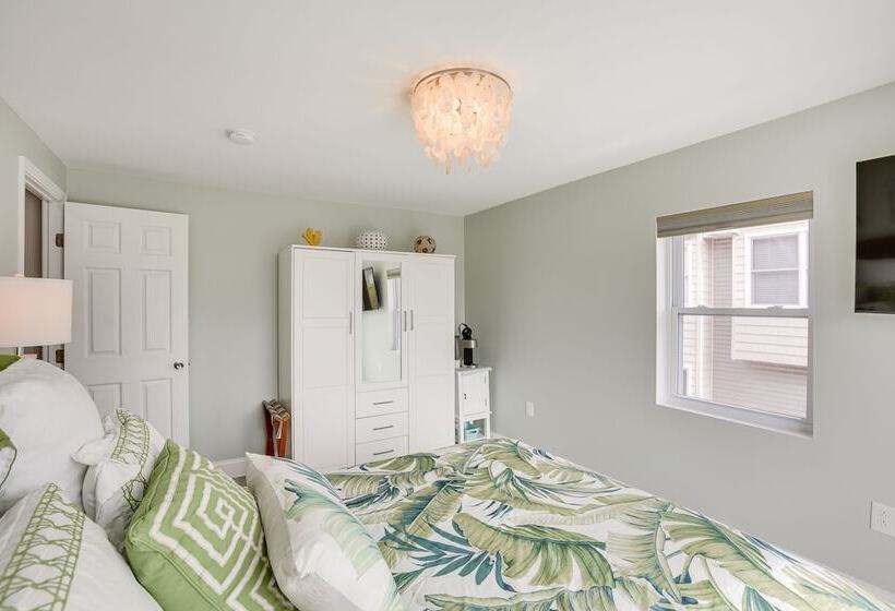 Wildwood Home W/ Deck   Walk To Beach + Boardwalk!