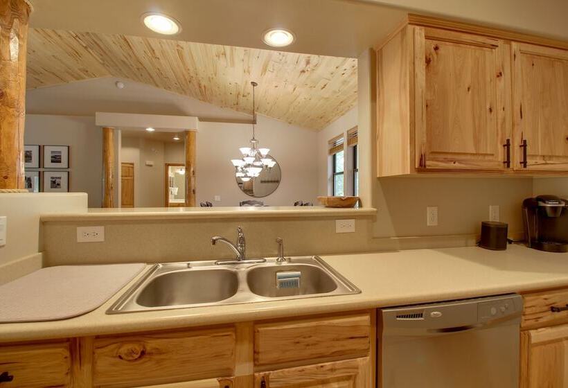 Furnished Deck & Grill: Wooded Torreon Cabin