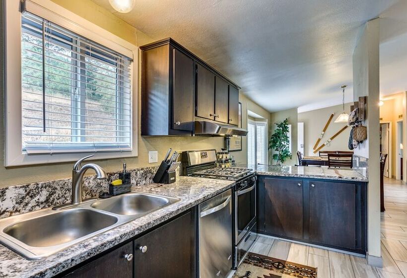 Yosemite Natl Park Getaway: Hot Tub & Mtn Views!