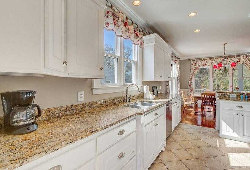 41st Ave   7 41st Avenue