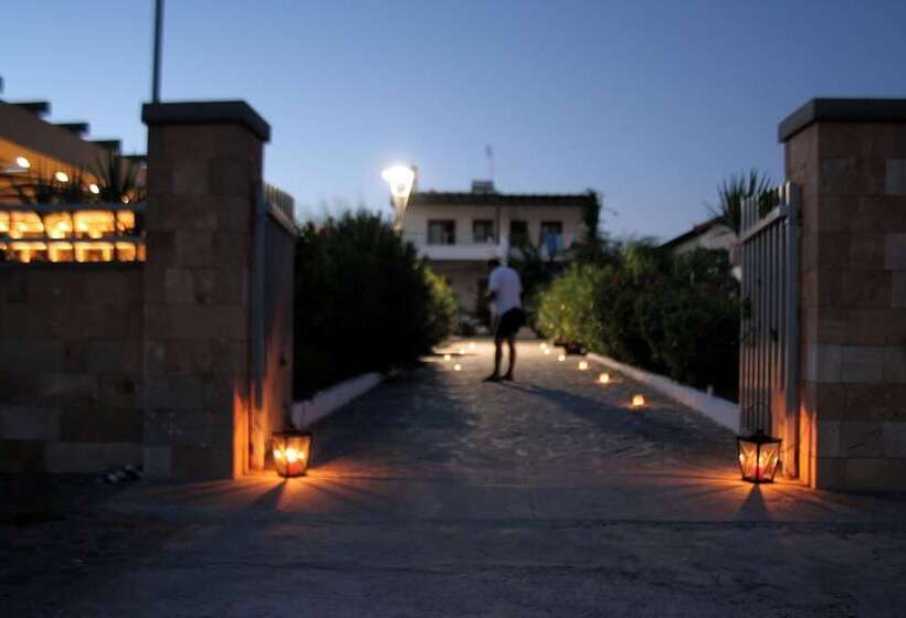 Amaryllis Fully Equipped Front Beach House