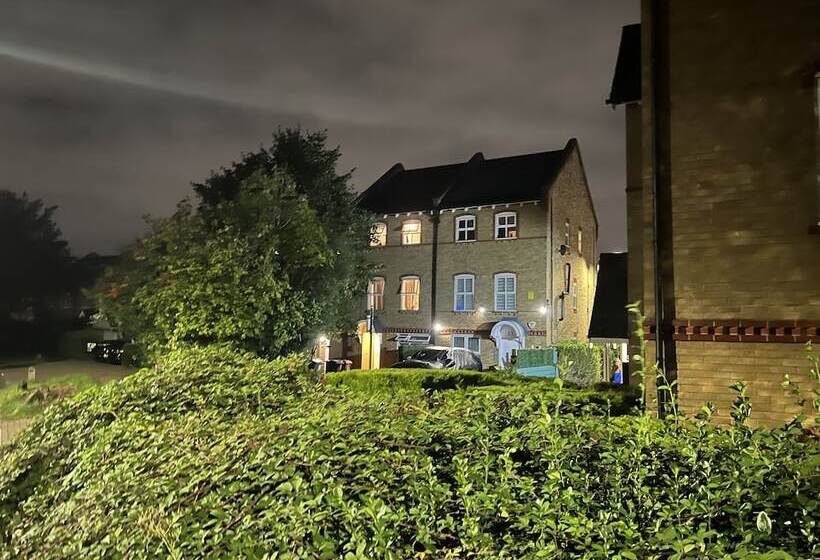 مبيت وإفطار 52 Chamberlayne Avenue