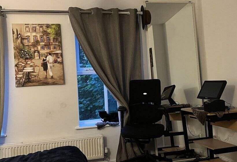 مبيت وإفطار 52 Chamberlayne Avenue