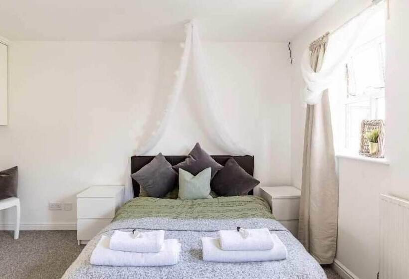 مبيت وإفطار 52 Chamberlayne Avenue