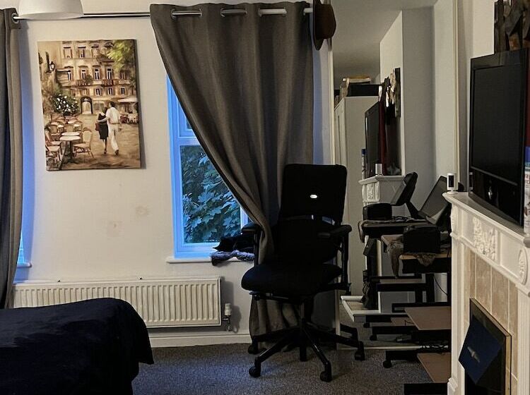 مبيت وإفطار 52 Chamberlayne Avenue