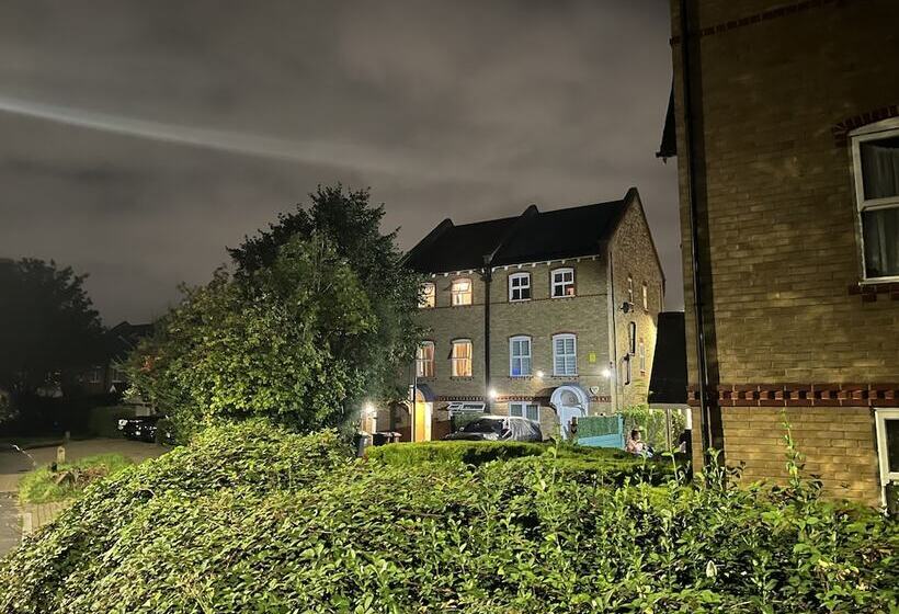 مبيت وإفطار 52 Chamberlayne Avenue