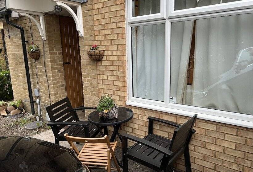 مبيت وإفطار 52 Chamberlayne Avenue