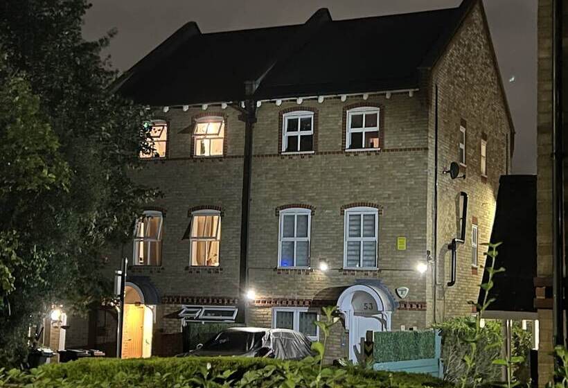 مبيت وإفطار 52 Chamberlayne Avenue