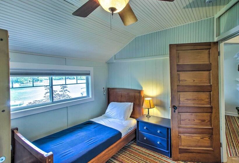 Crystal Lake Cottage: Kayaks & Fire Pit!